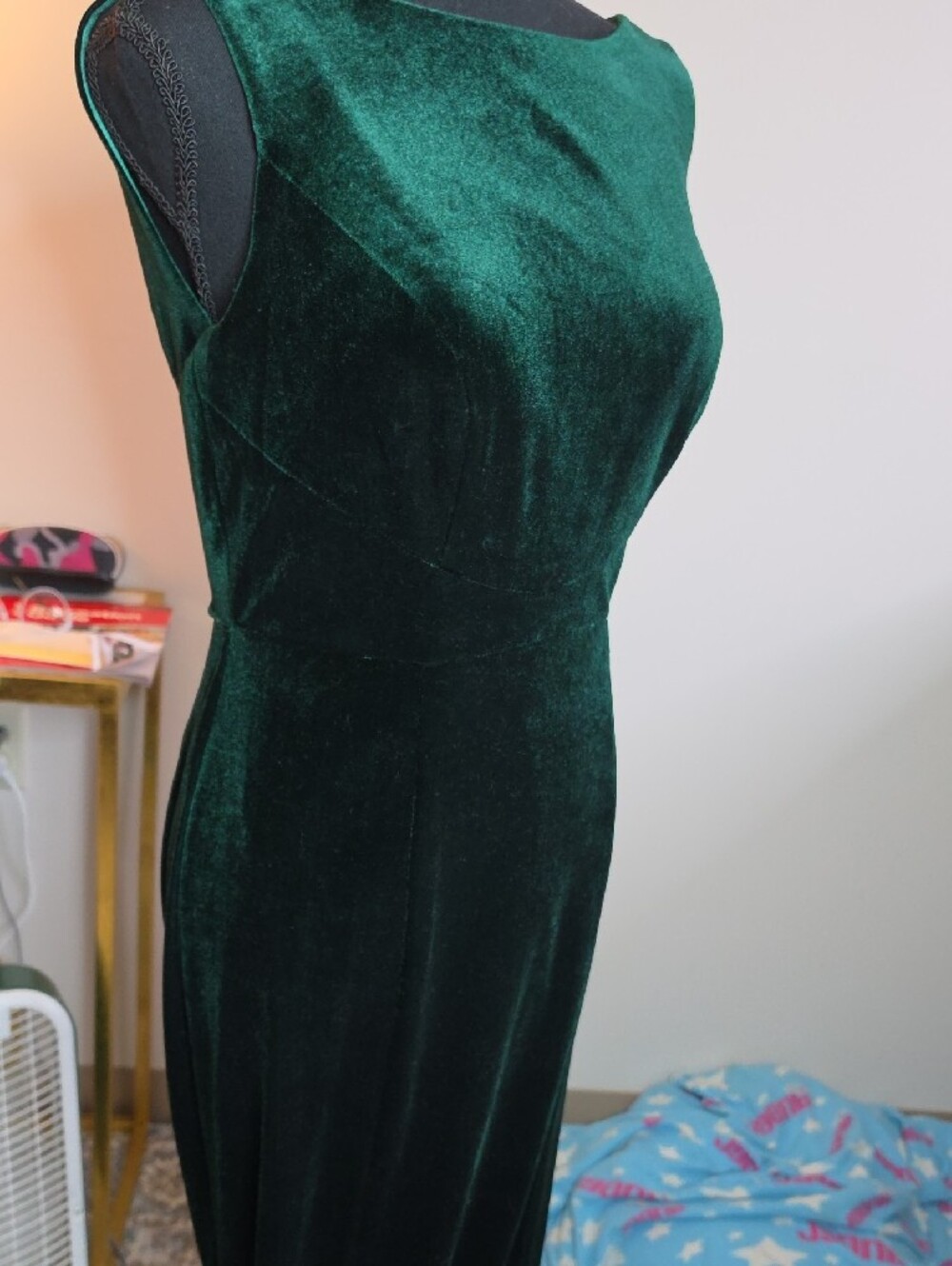 Classic Emerald Green Velvet Sheath Dress - Picture 3 of 8